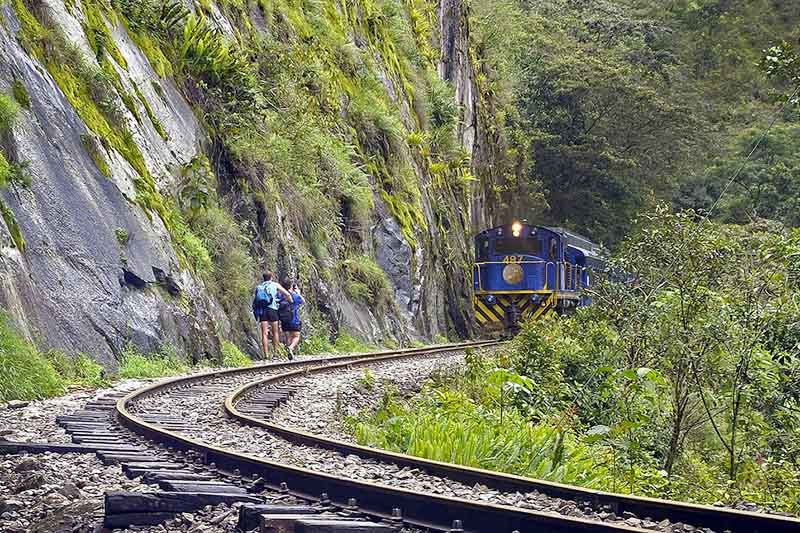 Tren a Machu Picchu Vista del tren con rumbo a Machu Picchu