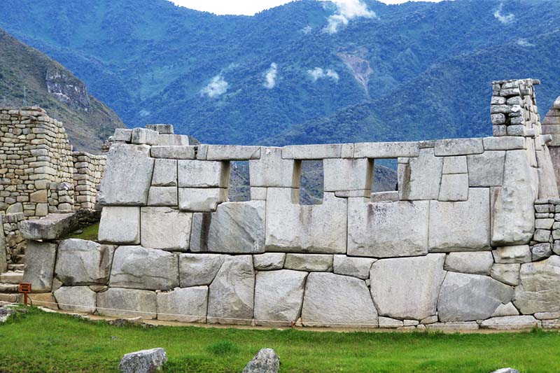 Vista exterior del Templo de las Tres Ventanas