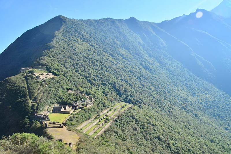 Vista de la plaza central de la ciudad inca de Choquequirao