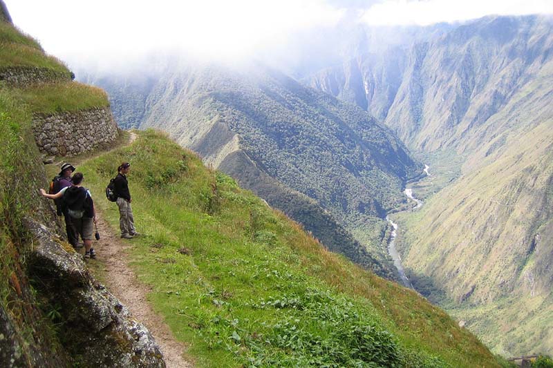 Vista del camino inca en medio de la ceja de selva