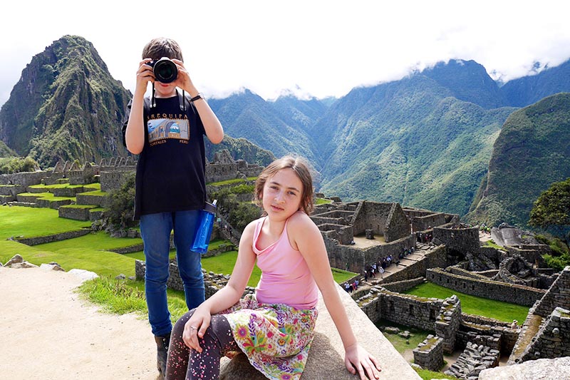 Niños disfrutando de Machu Picchu