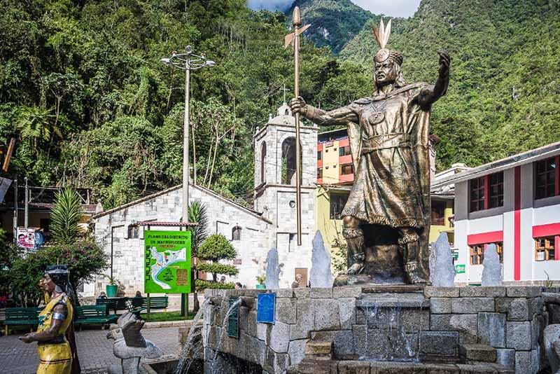 Estatua del Inca Pachacútec, ubicada da en la plaza principal del pueblo de Aguas Calientes - Machu Picchu