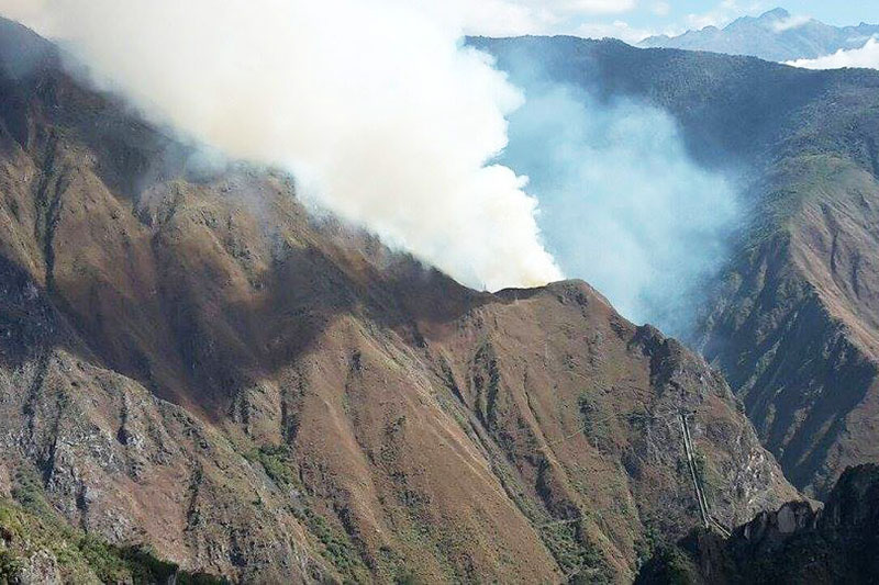 Vista de humo en el incendio cerca a Machu Picchu