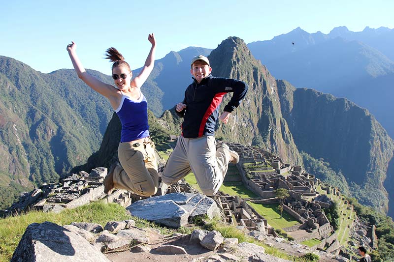 Turistas Saltando en Machu Picchu