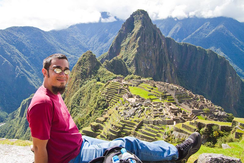 Turista em Machu Picchu sentado