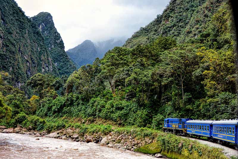 Tren recorriendo hermosos paisajes en su camino a Machu Picchu