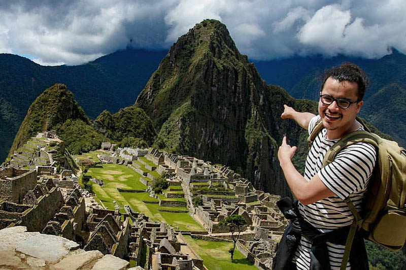 Turiste feliz en Machu Picchu