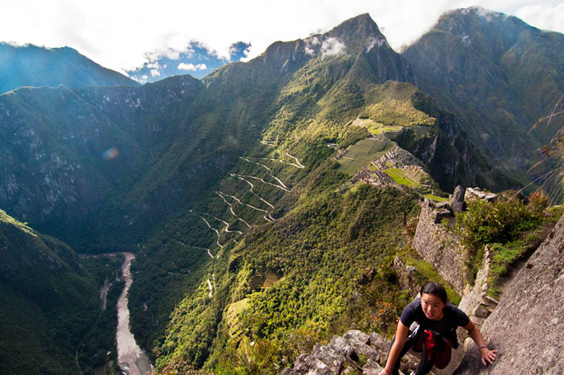 Montaña Huayna Picchu Turista ascendiendo a la montaña Huayna Picchu
