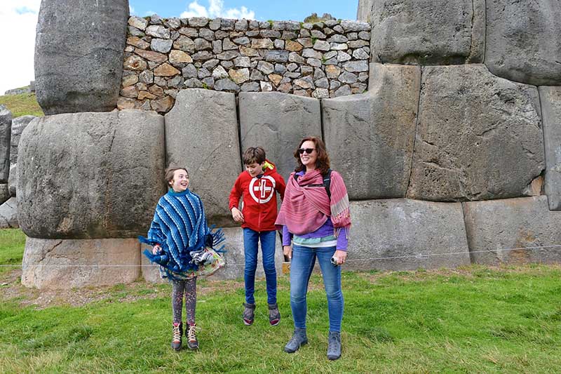 Niños en la plaza principal del Cusco