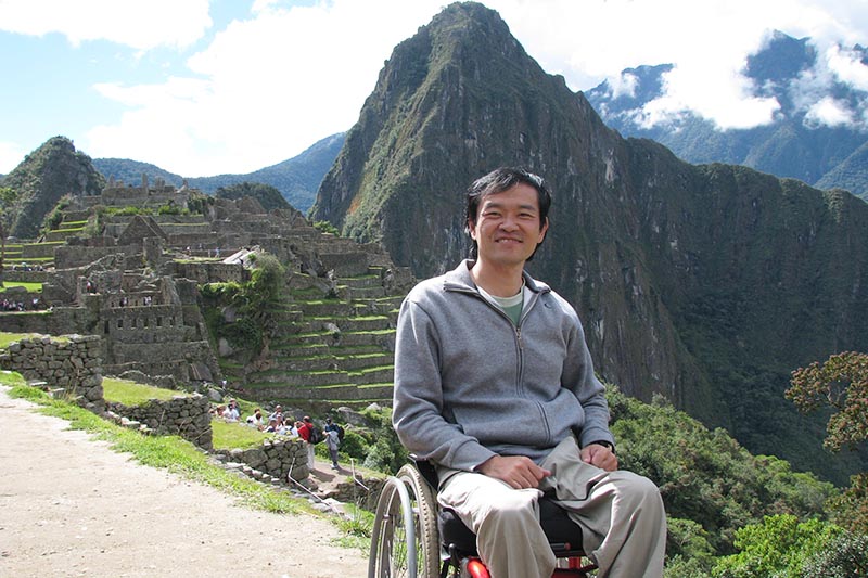 Machu Picchu Turista en silla de ruedas visitando Machu Picchu