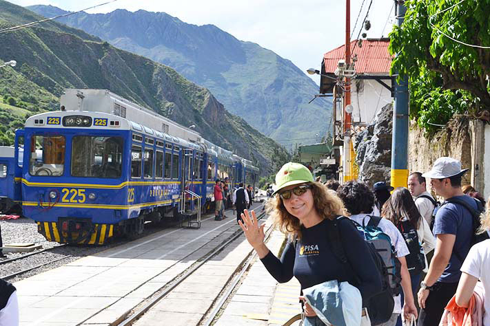 Turista saludando en la estacion de tren