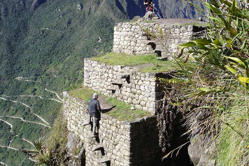 Caminos de la montaña Huayna PicchuLa montaña Huayna Picchu