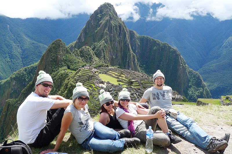 Machu Picchu Grupo de amigos descansando en Machu Picchu