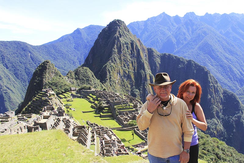 Pareja esposos visitando Machu Picchu