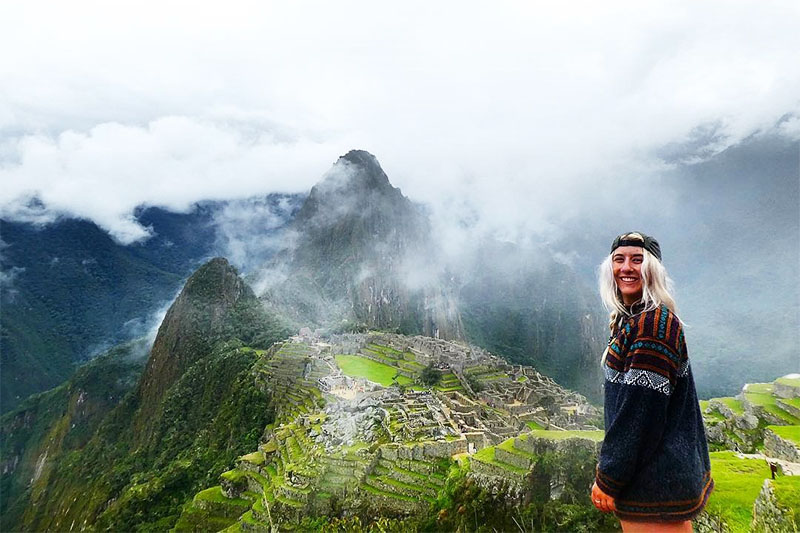 Machu Picchu cubierta por la niebla