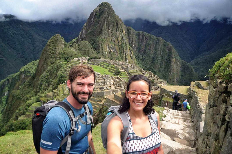 Amigos en Machu Picchu tomando una selfie