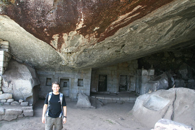 Visitante dentro del templo de la luna