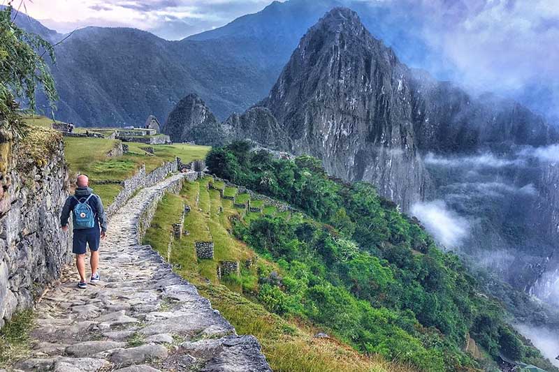 Turista llegando a Machu Picchu a través del Camino Inca