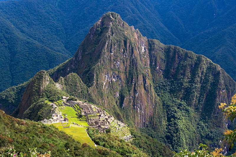 Machu Picchu en lo alto de las montañas