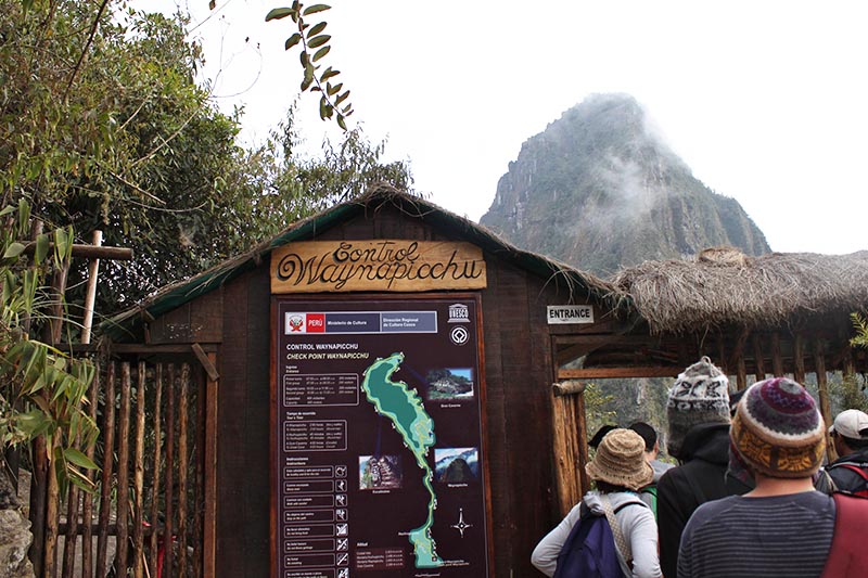 Turistas en la puerta de control de la montaña Huayna Picchu