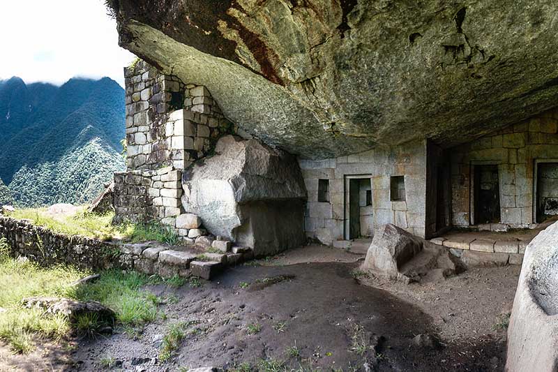 Vista del templo de la Luna en la montaña Huayna Picchu