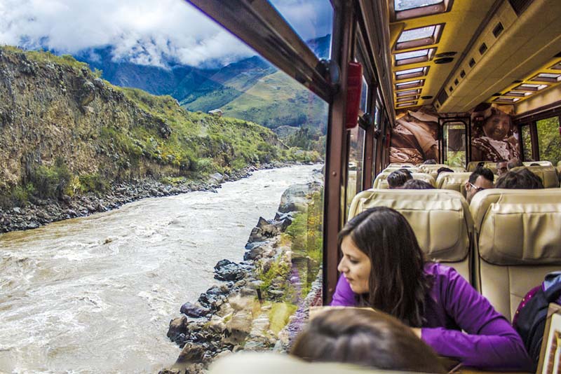 Vista desde el interior del tren Vistadome con rumbo a Machu Picchu