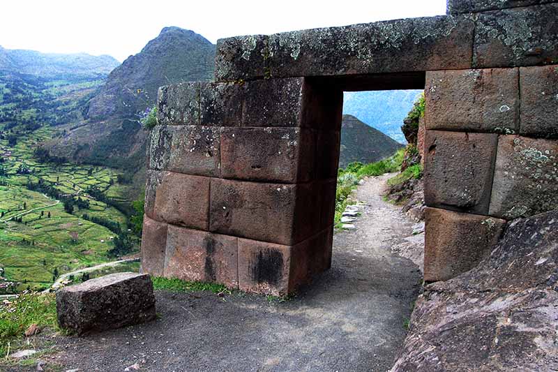 Puerta de ingreso a la antigua ciudad inca de Pisac