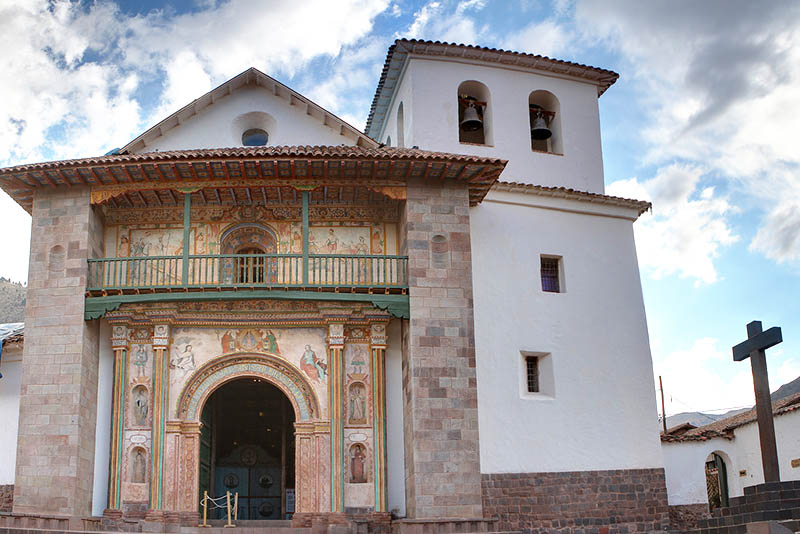 Fachada de la iglesia de Andahuaylillas en el valle sur del Cusco