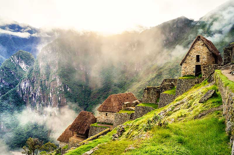 Ciudad inca de Machu Picchu cubierta por la niebla