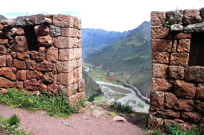 Vista del valle sagrado de los incas desde la antigua ciudad inca de Pisac