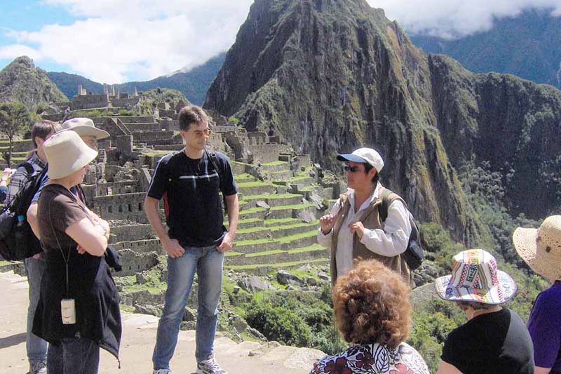 Guía haciendo el servicio de guiado en Machu Picchu