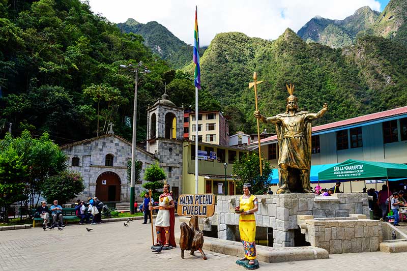 Aguas Calientes o povo antes de Machu Picchu