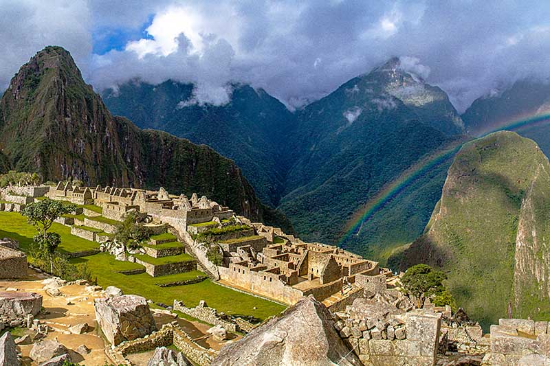 Vista de Machu Picchu con un arcoíris