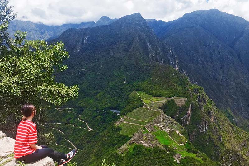 Turista en la cima de la montaña Huayna Picchu