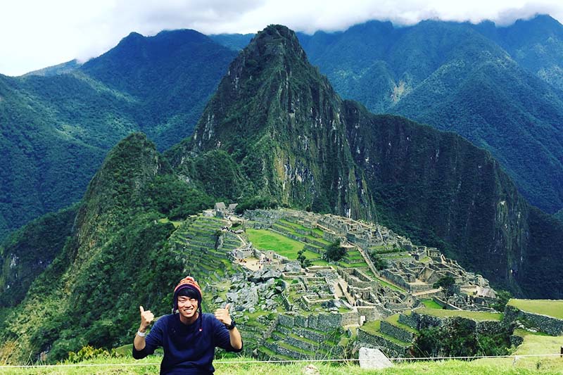 Turista feliz en Machu Picchu