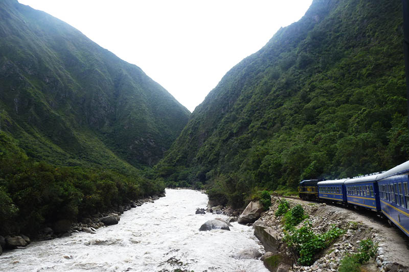 Trem com rumo a Machu Picchu