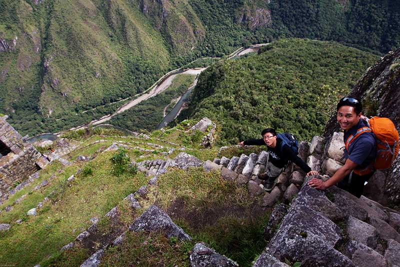 Turistas en la montaña Huayna Picchu