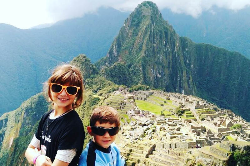 Niños en Machu Picchu