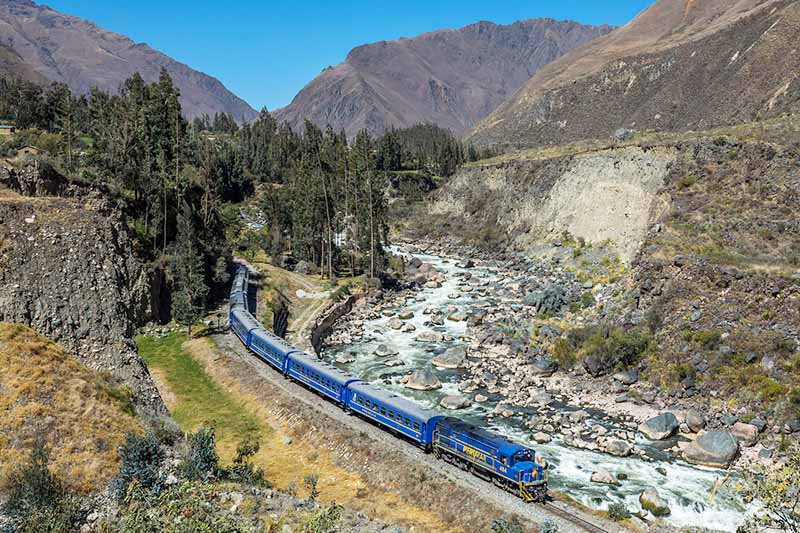 Llegar a Machu Picchu en tren Tren recorriendo el Valle Sagrado con rumbo a Machu Picchu