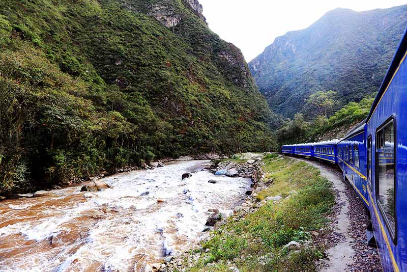 Tren con rumbo a Machu Picchu