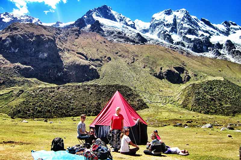 Caminata Salkantay Turistas acampantes en la caminta Salkantay