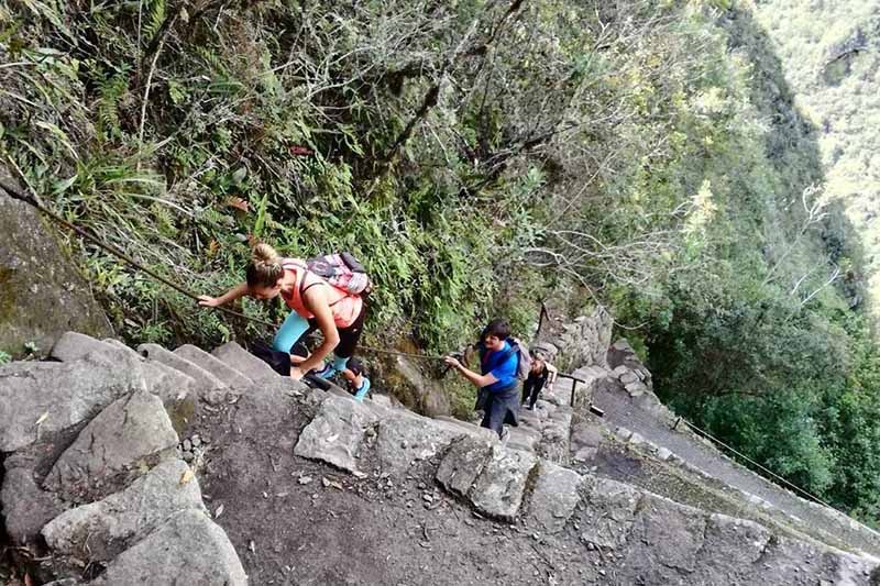 Turistas haciendo el recorrido de subida a la montaña Huayna Picchu