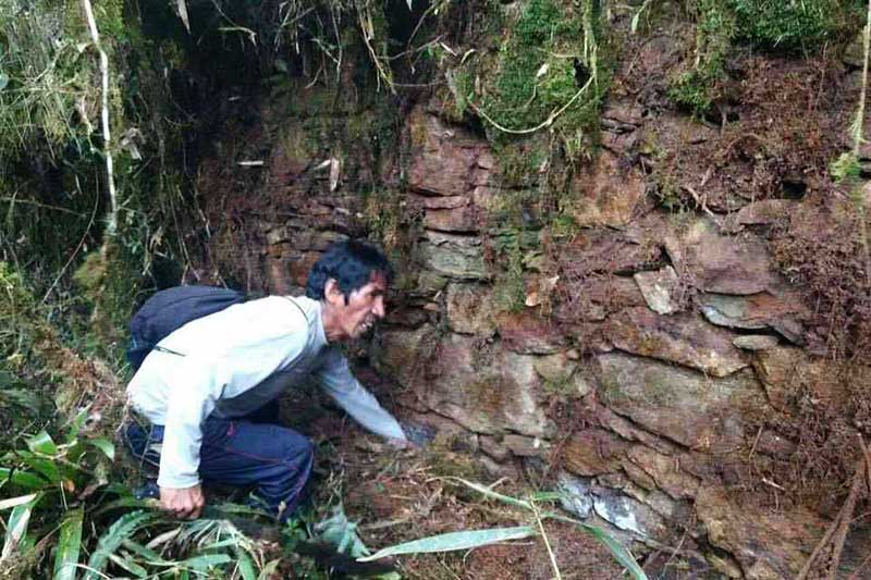 Muro descubierto en la ciudad prehispánica