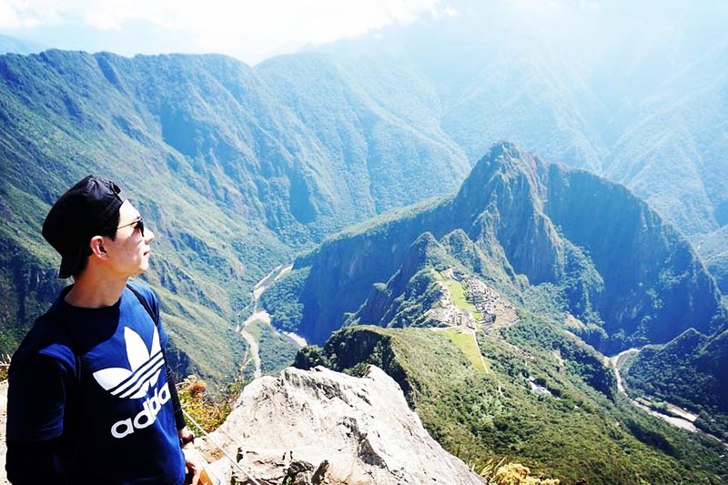 Paisaje de la Montaña Machu Picchu Turista observando el paisaje desde la montaña Machu Picchu