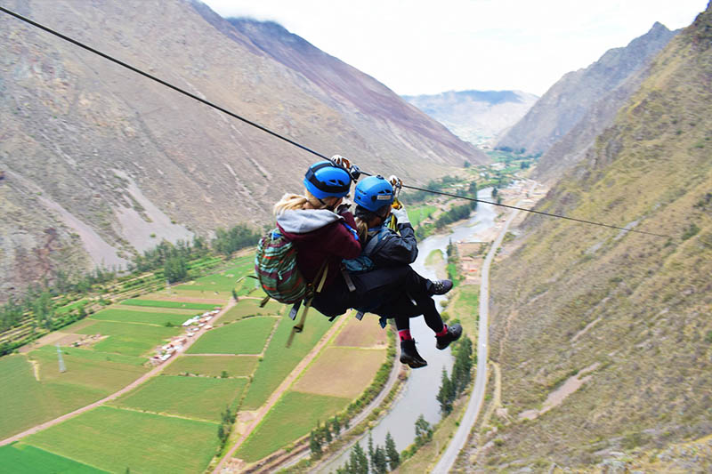 Turistas practicando canopy en el Valle Sagrado de los incas en Cusco