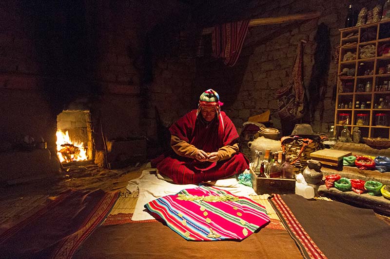 Schamane in voller Sitzung des Ayahuasca-Rituals