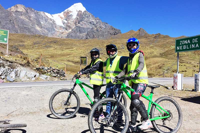 Turistas haciendo ciclismo en el paso Málaga Cusco