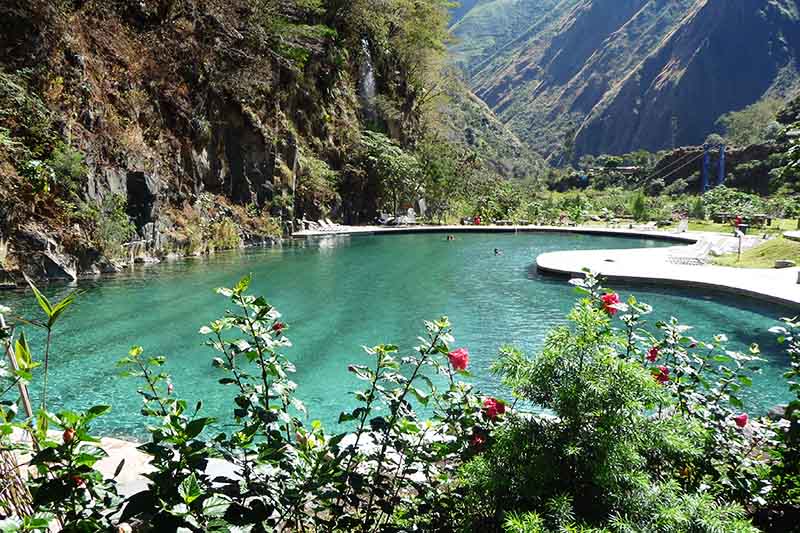 Piscinas das fontes termais de Colcalmayo em Santa Teresa