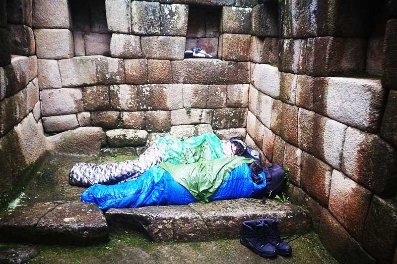 Turistas argentinos sorprendidos durmiendo en Machu Picchu