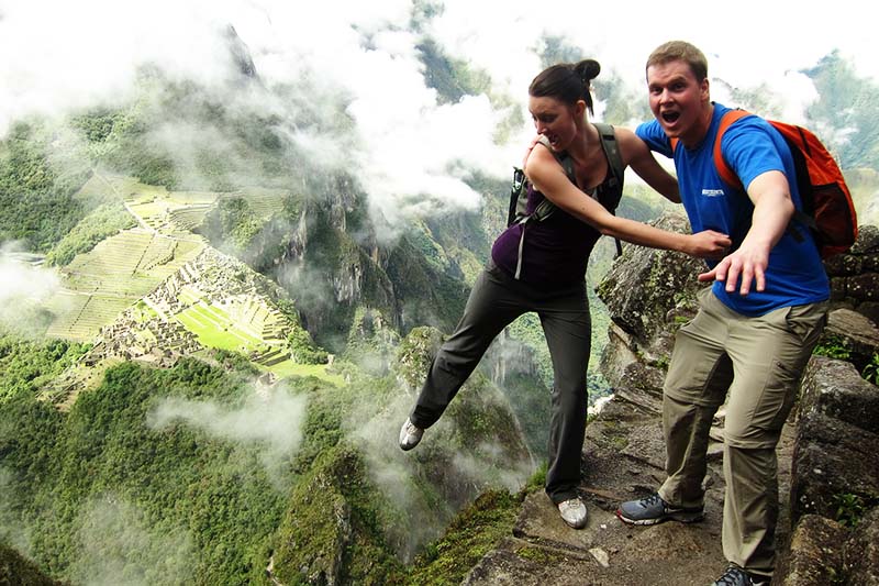 Turistas caminhando pela montanha Huayna Picchu